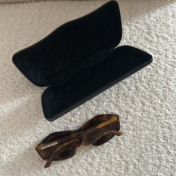 Balenciaga Tortoiseshell CatEye Logo Sunnies - Picture 5 of 5